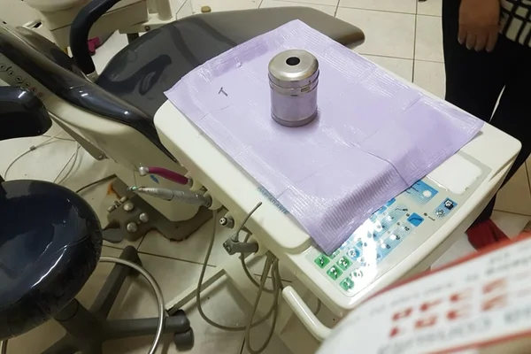 Polícia prende falsa dentista que atuava em clínica do DF