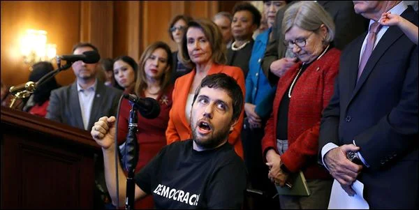 Ady Barkan, ativista portador de Esclerose Lateral Amiotrófica, é um dos militantes mais poderosos da América. Desde 2017, ele usa as redes sociais para defender uma reforma no sistema de saúde americano Ady Barkan, ativista portador de Esclerose Lateral Amiotrófica, é um dos militantes mais poderosos da América. Desde 2017, ele usa as redes sociais para defender uma reforma no sistema de saúde americano