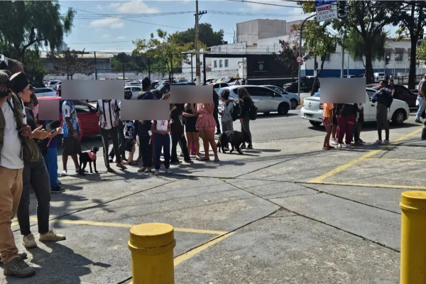 Imagem colorida mostra crianças pedindo a liberdade de Hytalo Santos na frente de delegacia em São Paulo - Metrópoles