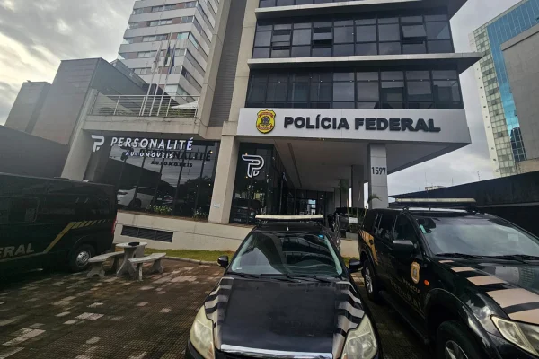 PF apreende arma, R$ 40 mil em espécie e cripto em operação contra pai de Vorcaro
