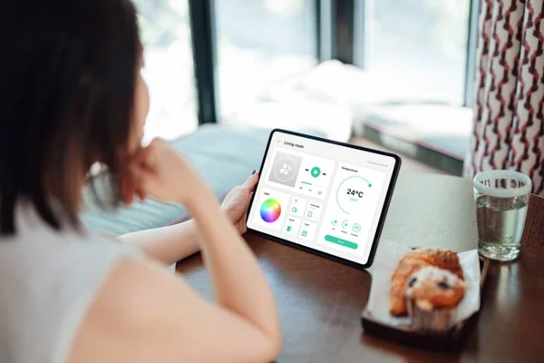 Na foto, há uma mulher olhando um gráfico em um tablet buscando conteúdo - Metrópoles