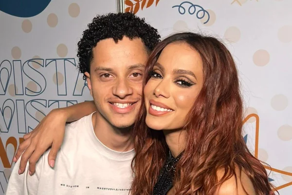 DJ Gabriel do Borel e Anitta em foto colorida - Metrópoles