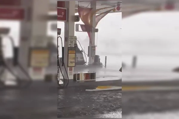 Forte chuva arranca bomba de diesel em posto de combustíveis