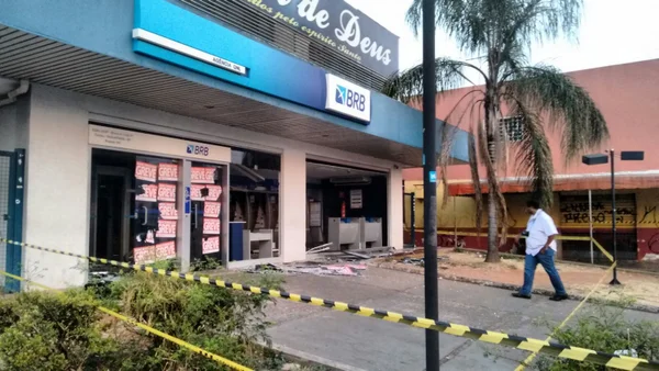 Bandidos explodem caixa eletrônico em Taguatinga