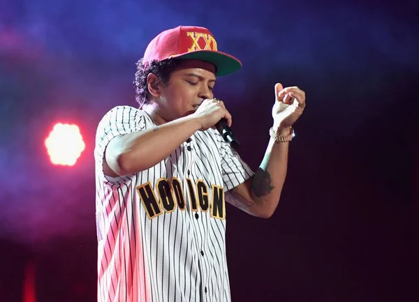 Palco tem princípio de incêndio e Bruno Mars interrompe show