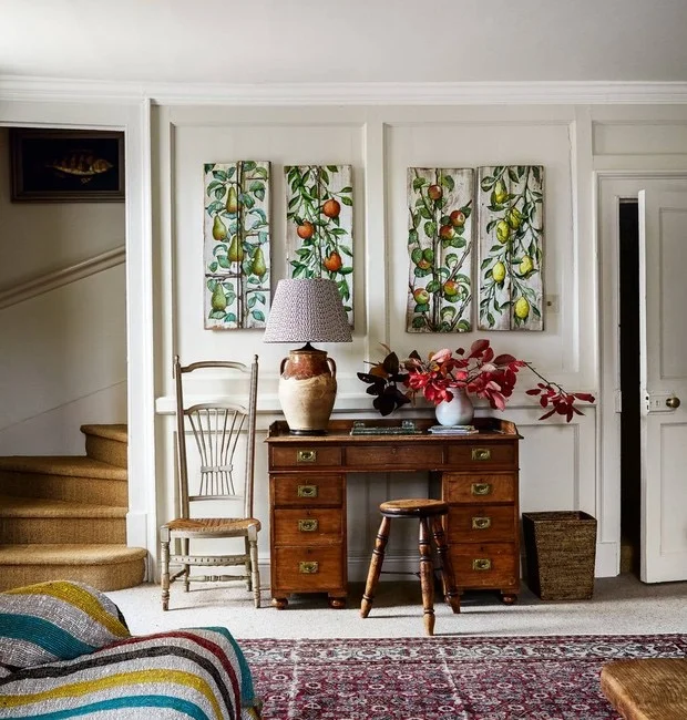 Todos os móveis da sala de estar foram adquiridos em antiquários da região Todos os móveis da sala de estar foram adquiridos em antiquários da região