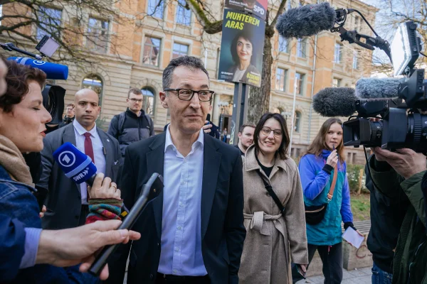 Imagem colorida de Cem Özdemir