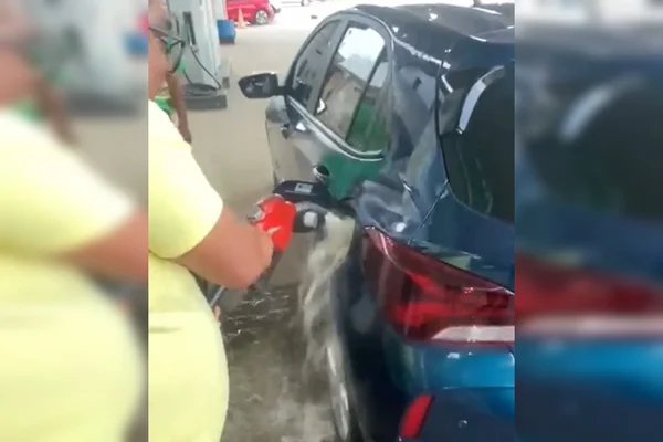 Homem derruba gasolina no carro de propósito