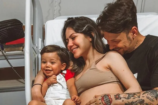 Ex de Letícia Almeida posta foto ao lado da irmã no hospital