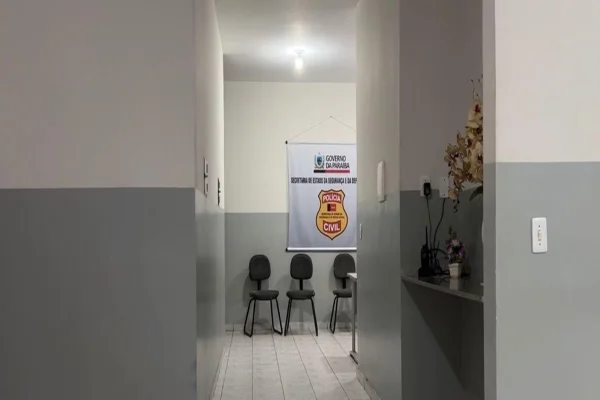 Sala de depoimento com três cadeiras. Delegacia Civil da Paraíba.