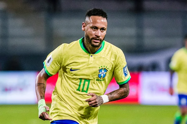 Imagem colorida de Neymar com a camisa da Seleção - Metrópoles