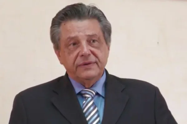 Heraldo é um homem branco grisalho