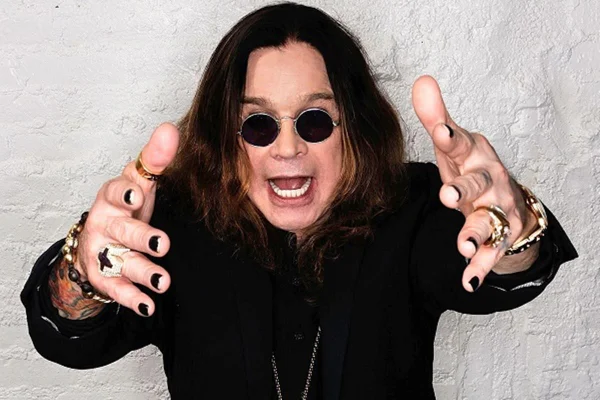 Ozzy Osbourne volta aos palcos após passar por cirurgia na coluna