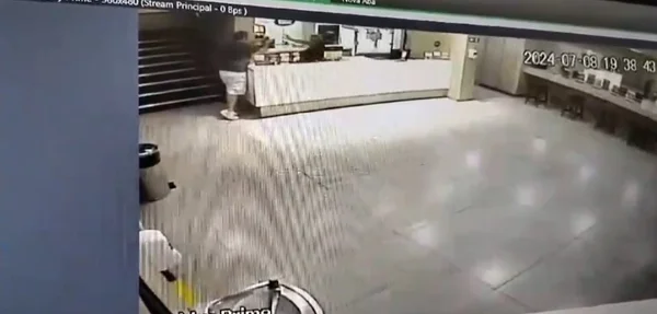 imagem colorida. Câmera de segurança mostra servidor agredindo funcionária de cinema