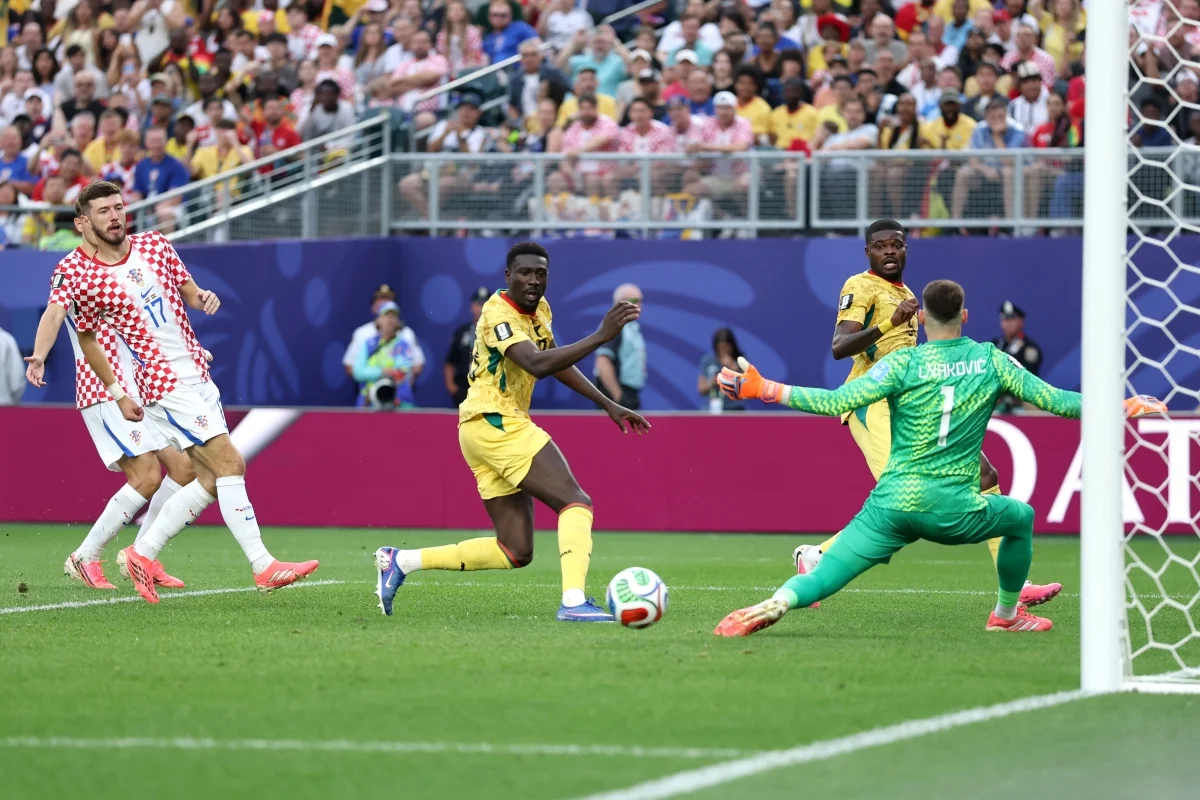 Luckassen, de Gana, marca gol de empate diante da Croácia