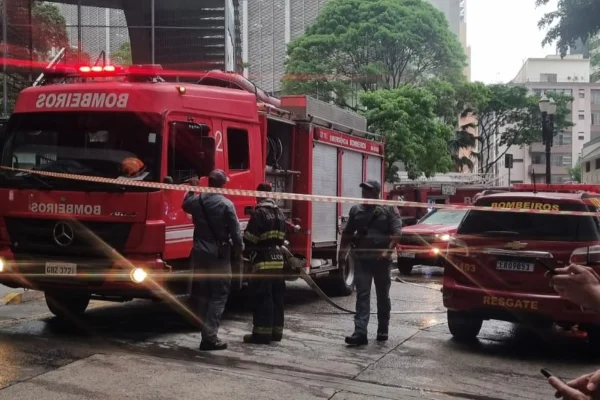Bombeiros passam a noite no Copan para evitar novos focos de incêndio