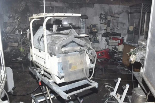 Imagem colorida de unidade neonatal em cinzas após incêndio atingir hospital na Índia - Metrópoles
