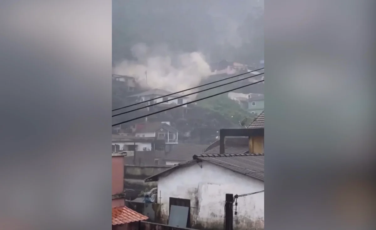 Blogueira filmou quando houve o desmoronamento no Morro da Oficina, após forte chuva em Petrópolis (RJ) Blogueira filmou quando houve o desmoronamento no Morro da Oficina, após forte chuva em Petrópolis (RJ)