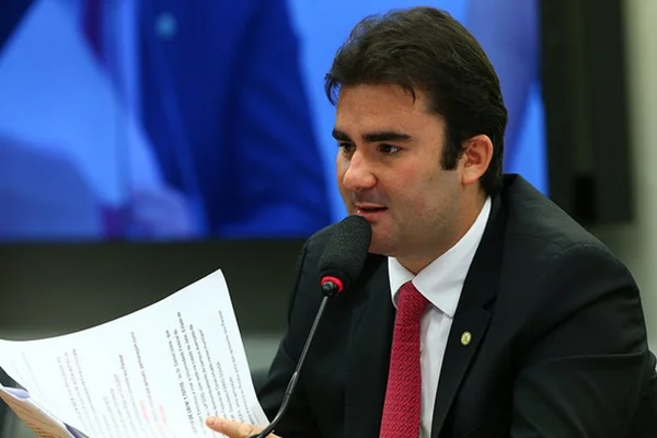 Parece piada. Deputado aprova projeto de lei com comissão vazia