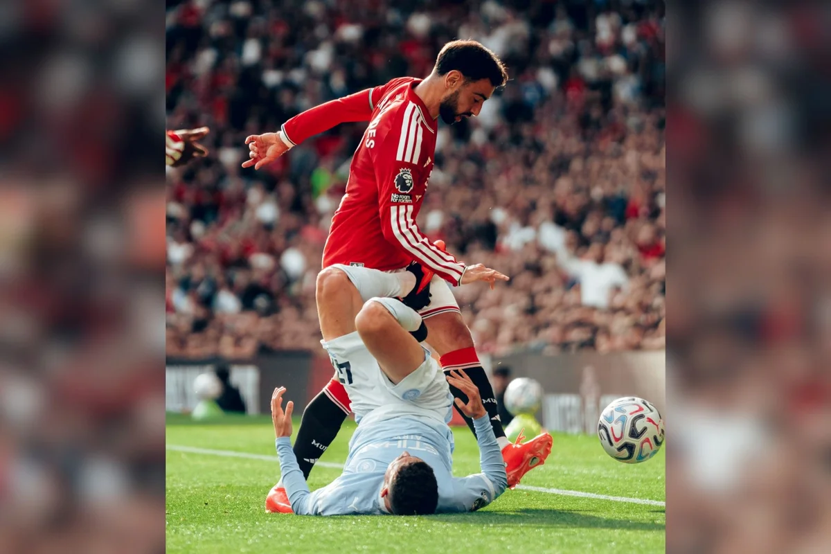 Phil Foden foi expulso por chute em Bruno Fernandes. Phil Foden foi expulso por chute em Bruno Fernandes.