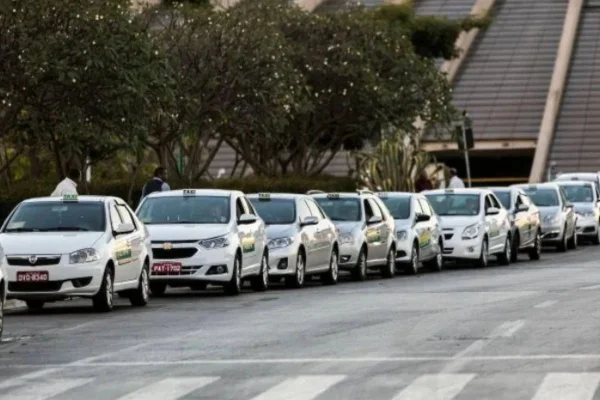 Nova portaria da Secretaria Municipal de Mobilidade Urbana e Transportes autoriza a instalação de película antivandalismo em táxis paulistas - Metrópoles