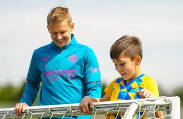 Zinchenko leva refugiado ucraniano para treino do City