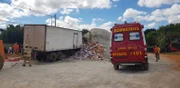 DF: caminhoneiro fica gravemente ferido após colidir em monte de brita - imagem 3 DF: caminhoneiro fica gravemente ferido após colidir em monte de brita - imagem 3