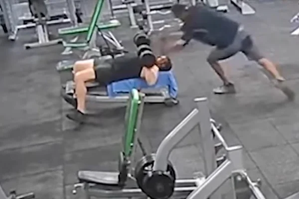 Vídeo: homem é condenado após jogar peso de 20 kg na cabeça de colega
