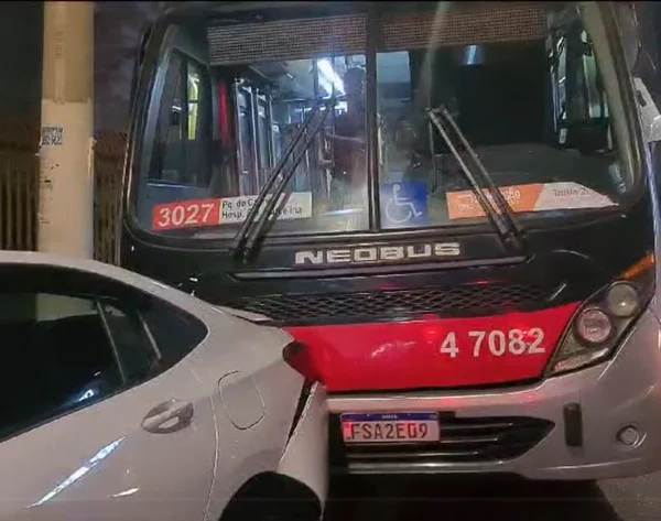 Foto colorida mostra ônibus roubado em Guaianases