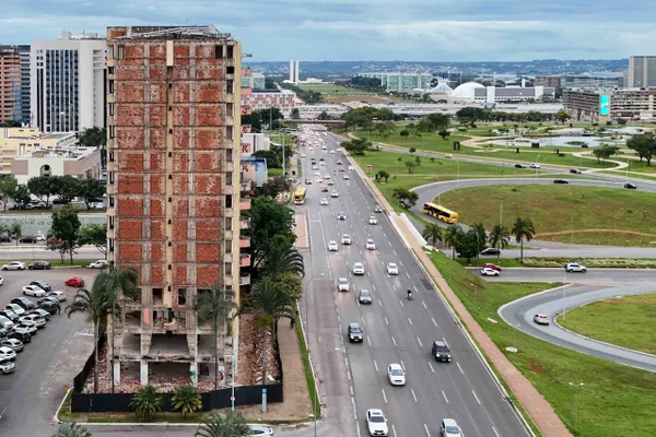 Icônico hotel de Brasília, o Torre Palace, do DF séra demolido com uso de 165kg de explosivos Metrópoles