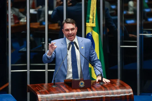 Flávio Bolsonaro defende impeachment de Moraes e cobra Alcolumbre