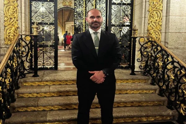 Imagem colorida de Eduardo Bolsonaro em Mar-a-Lago - Metrópoles