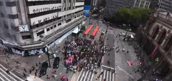 Guilherme Boulos faz "debate na rua"