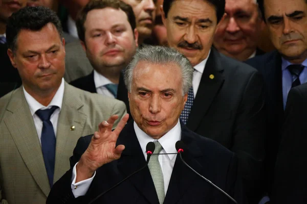 Temer se reúne com ministros do núcleo econômico e líderes do governo