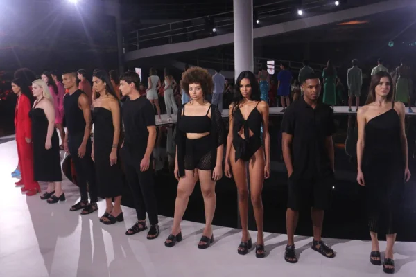 Modelos usando looks pretos em desfile da C&A