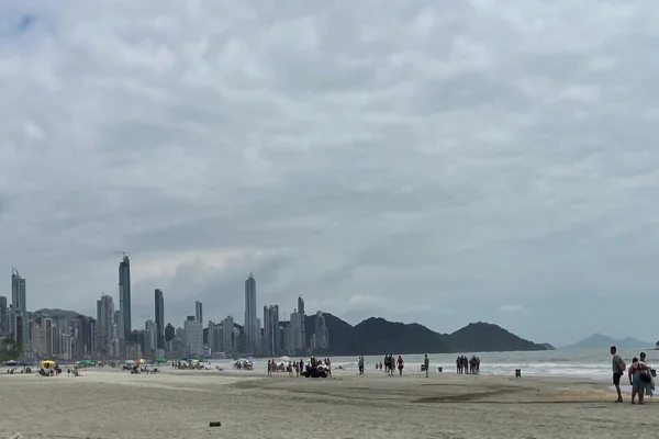Praia com banhistas.