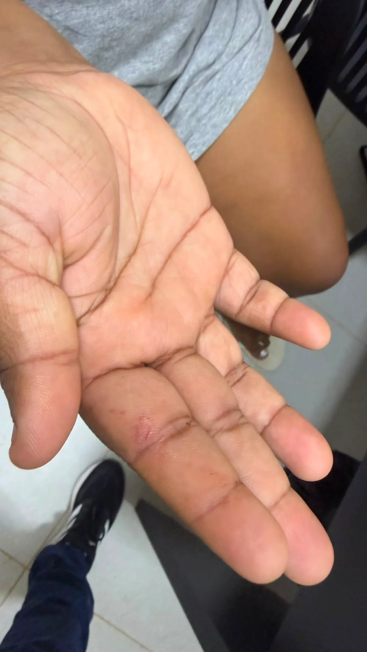 Ela fez a denúncia acompanhada de uma testemunha Ela fez a denúncia acompanhada de uma testemunha