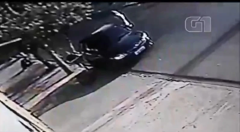 A cuidadora entre no carro e retira o bebê esquecido A cuidadora entre no carro e retira o bebê esquecido