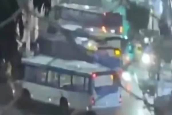 Imagem colorida, ônibus - Metrópoles