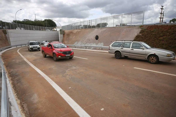 Foto de primeiros carros transitando por via recém inaugurada