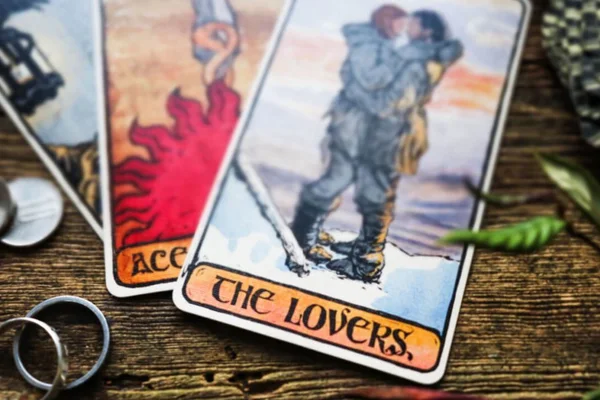 Cartas de tarot sobre a mesa