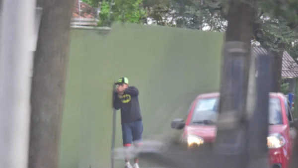 Imagem colorida de usuário de drogas - Metrópoles