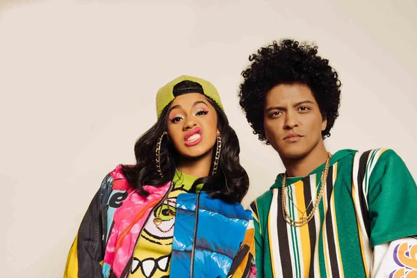 Bruno Mars e Cardi B lançam clipe de “Finesse” inspirado nos anos 1990