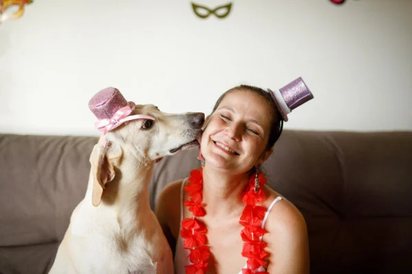 Imagem colorida de mulher e cachorro fantasiados para carnaval