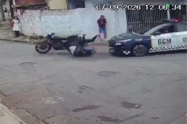 Imagem colorida mostra batida entre viatura da GCM e moto que terminou com adolescente morto. Metrópoles