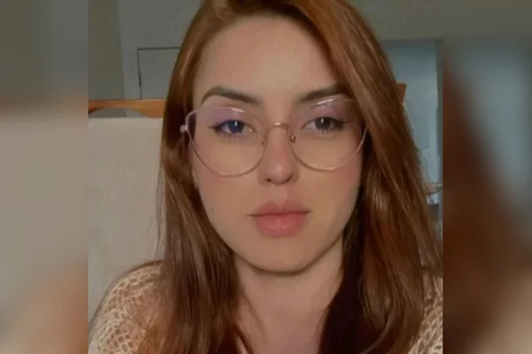 mulher branca de óculos