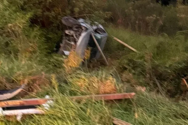 Imagem colorida,Carro capotou às margens da SC-110- Metrópoles