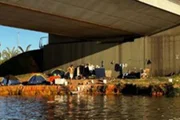 Pessoas em situação de rua embaixo da ponte JK