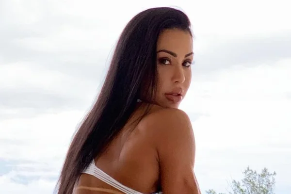 Vídeo: Gracyanne Barbosa enlouquece fãs ao limpar a casa de lingerie