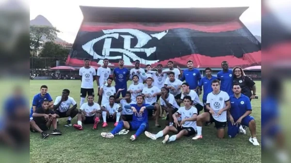 Imagem colorida do time do Resende - Metrópoles